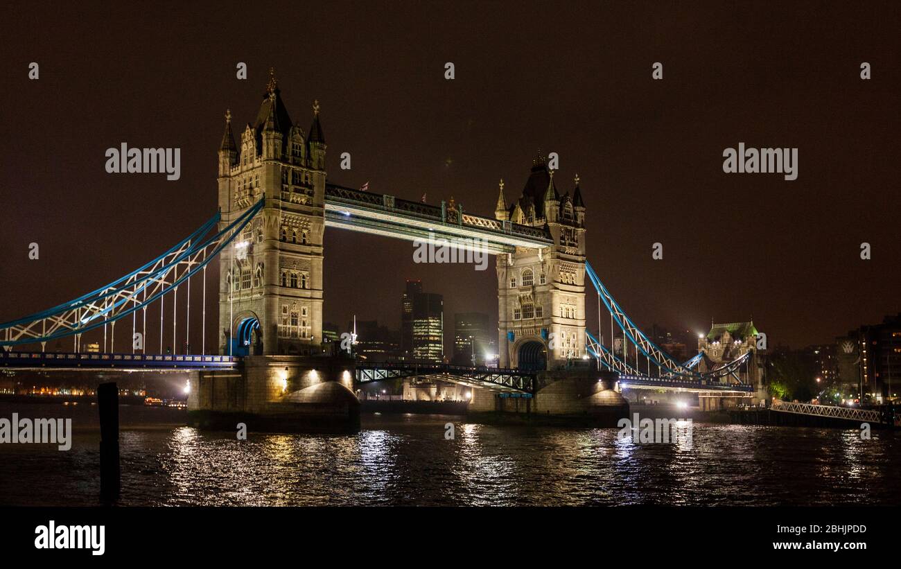 Die beleuchtete Tower Bridge über die Themse bei Nacht in London Stockfoto
