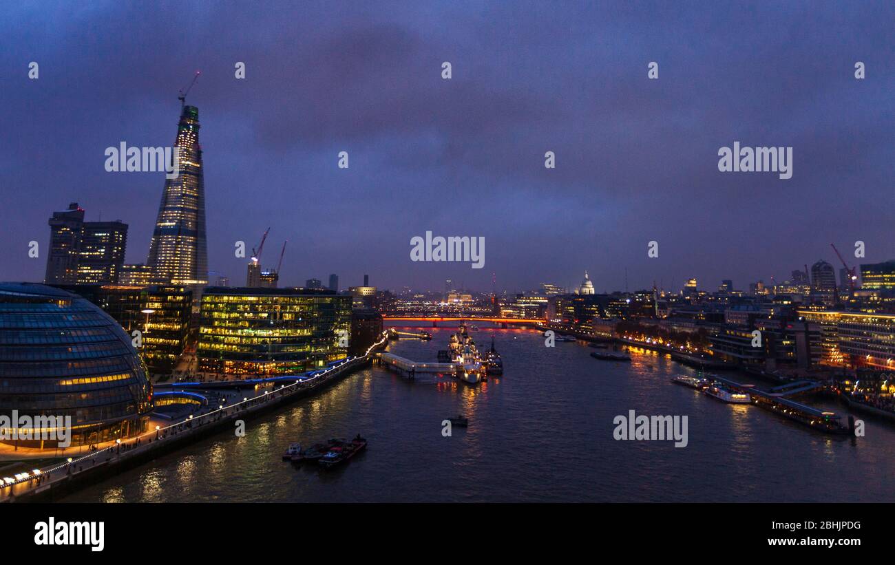 Beleuchtetes London und die Themse vom Weg über die Tower Bridge, London, England Stockfoto