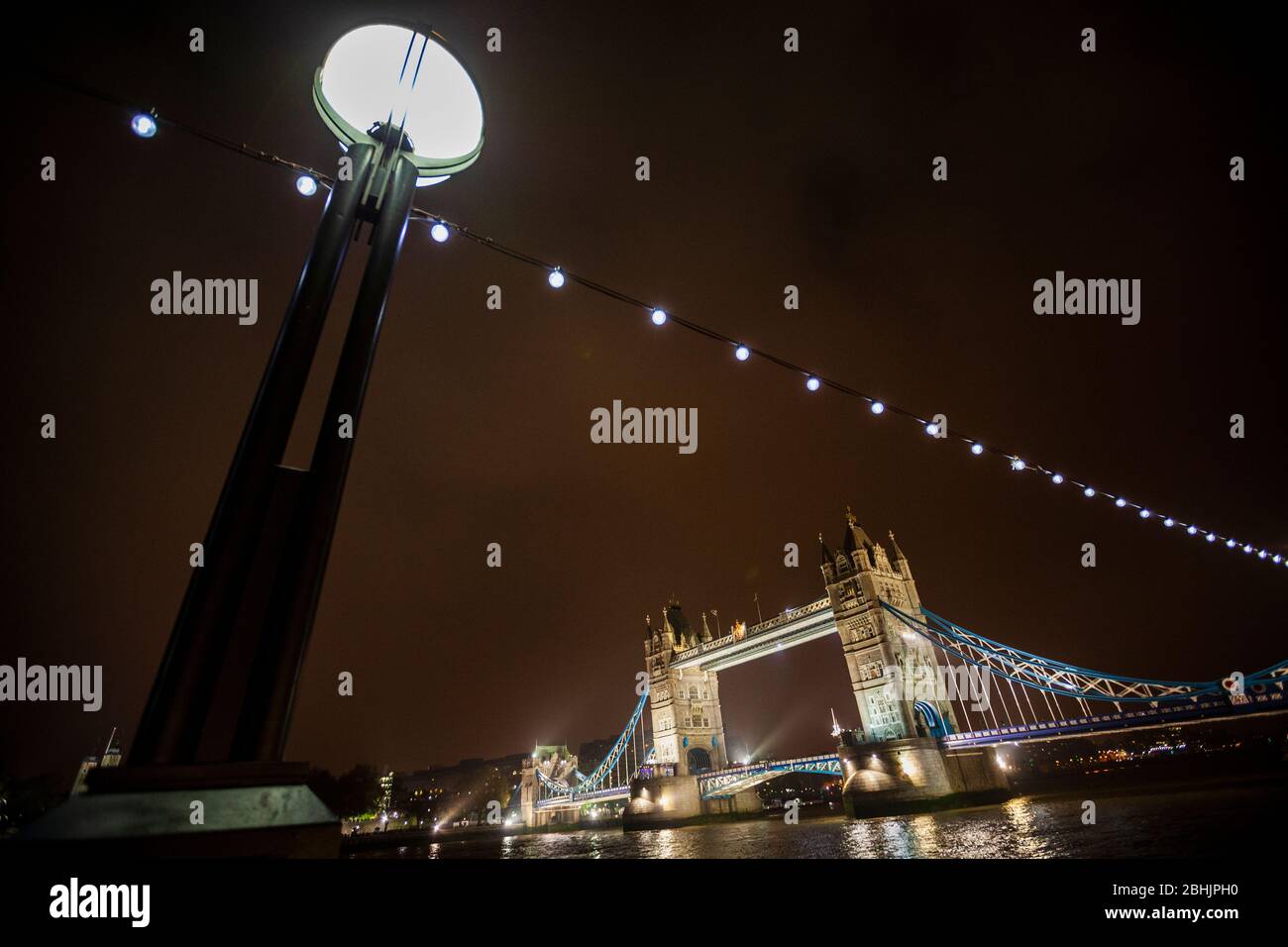 Die beleuchtete Tower Bridge bei Nacht von der Südseite der Themse, London Stockfoto