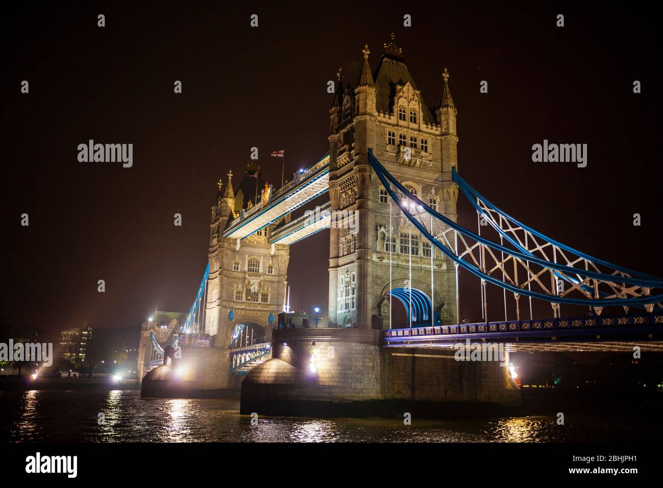 Die beleuchtete Tower Bridge über die Themse bei Nacht in London Stockfoto