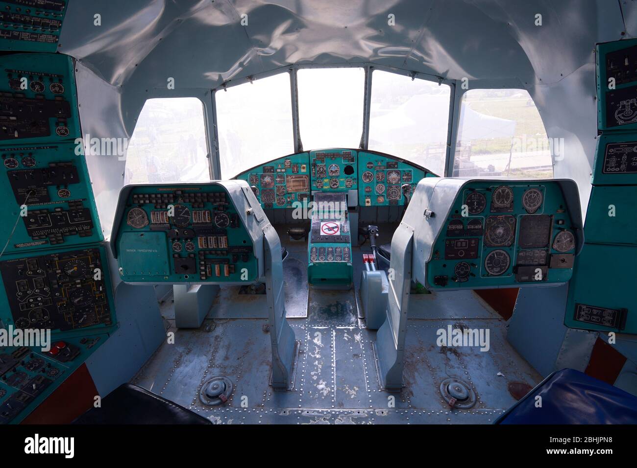Cockpit-Trainer des Transportflugzeugs, Lenkrad, Armaturenbretter, Sitze Stockfoto