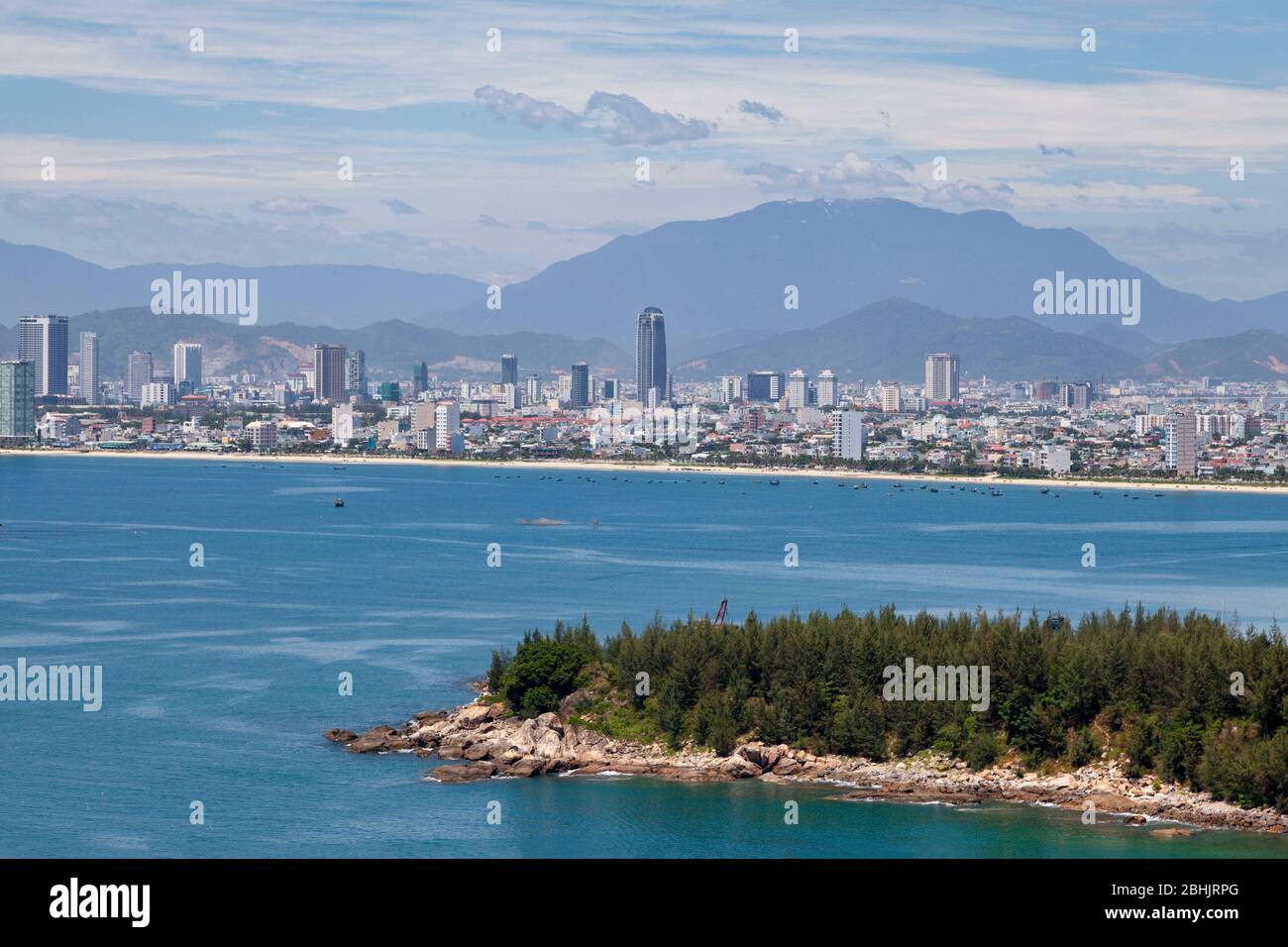 Da Nang an Ba Na Hügel vom Son Tra Berg aus gesehen. Stockfoto