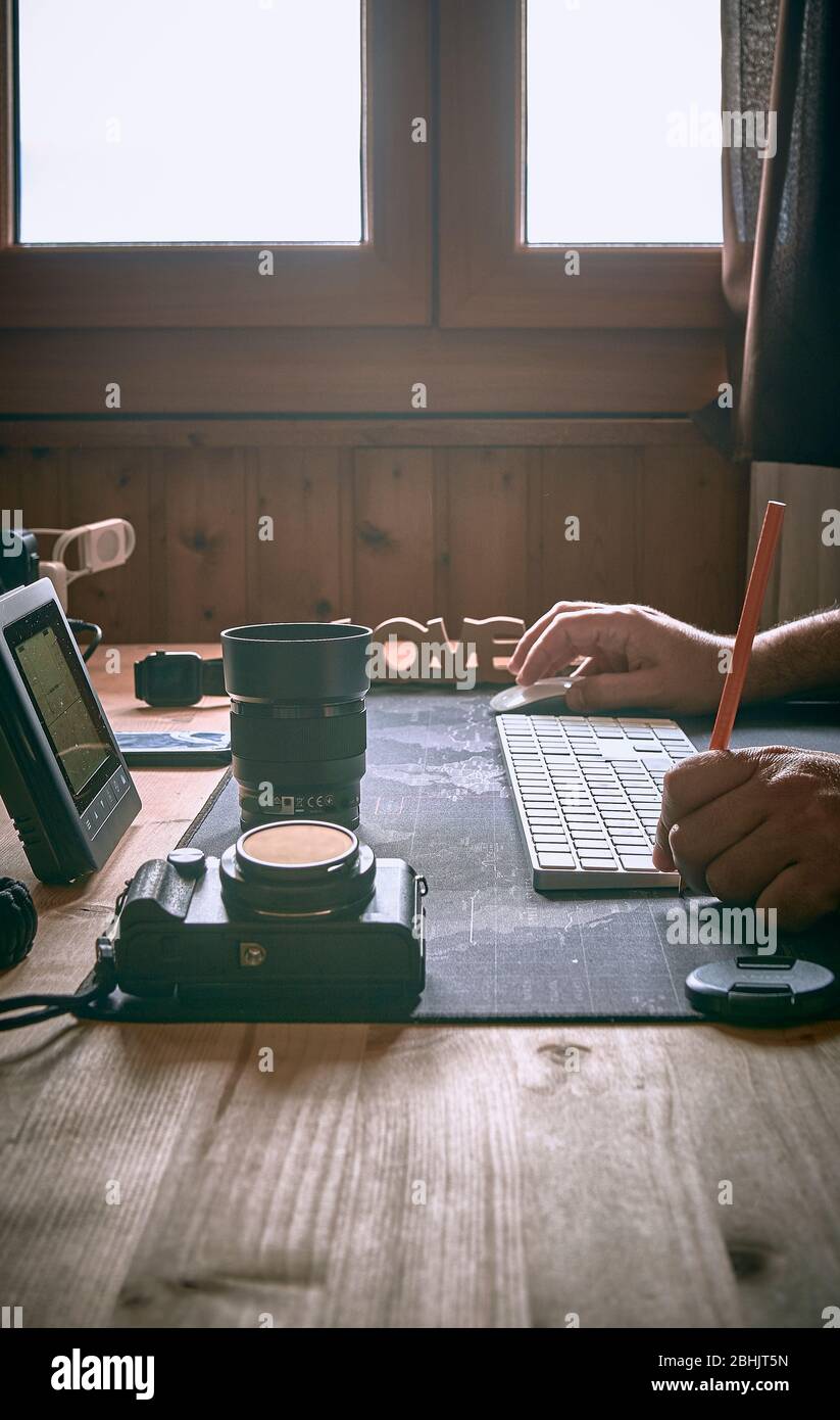Einige Bilder eines Fotografen Tisch Arbeit in covid Zeit Stockfoto