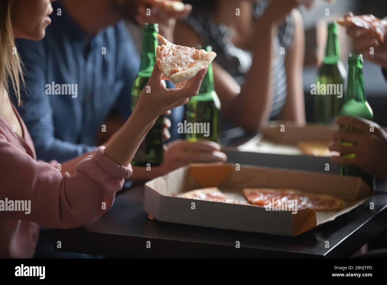 Diverse Freunde haben Spaß beim Essen im Café Stockfoto