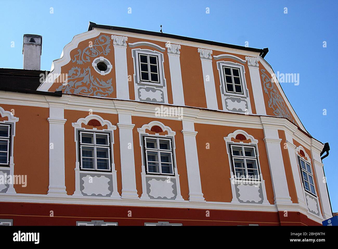 Sibiu, Rumänien. House of Luxembourg (Casa Luxemburg) Hotel, in einem mittelalterlichen Gebäude mit einer aufwendig dekorierten Fassade aus dem 17. Jahrhundert. Stockfoto