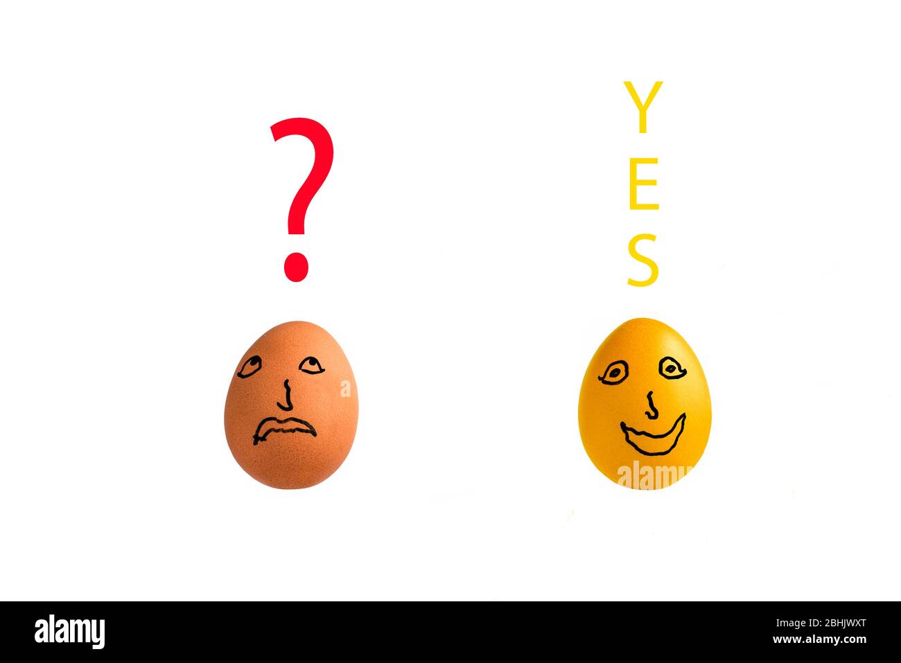 Zwei Hühnereier, ein goldenes auf weißem Hintergrund mit Frage und JA über Eiern. Konzept: Offenbarung, Inspiration, Epiphanie, Genie. Stockfoto