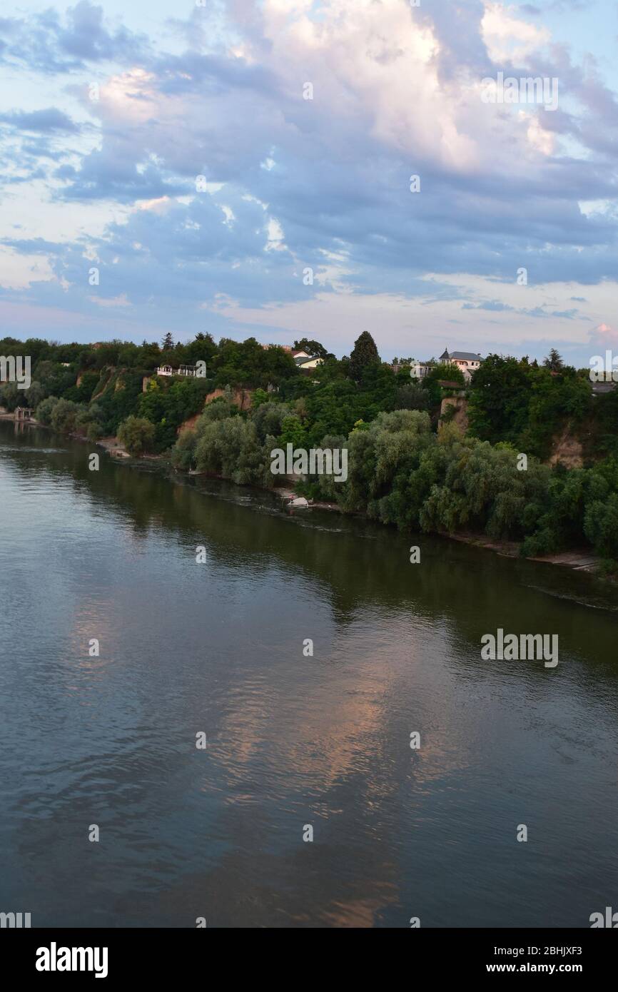 Attraktives Donauufer mit viel dichtem Grün Stockfoto