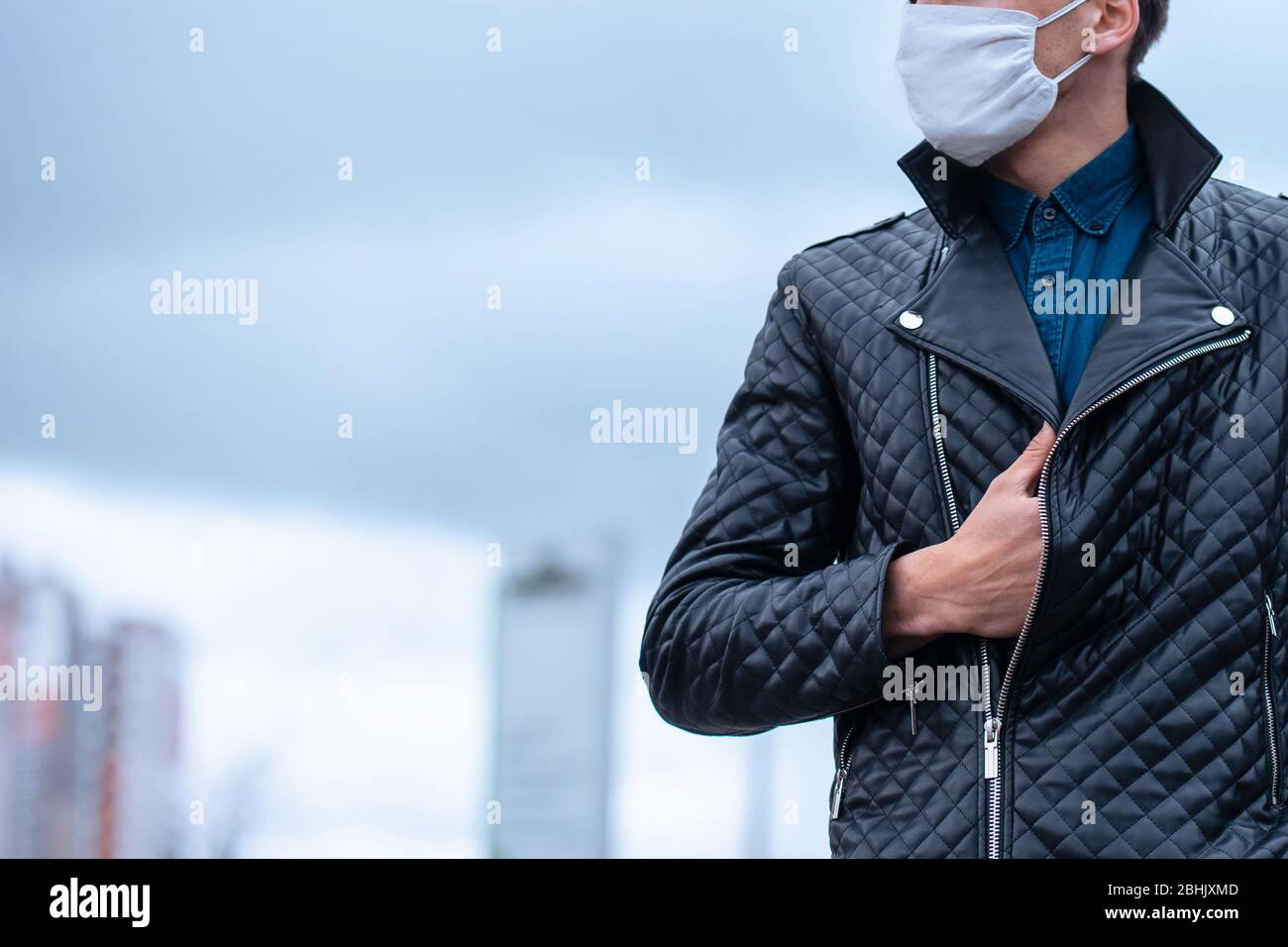 Junger Mann in einer Maske auf einem verschwommenen Hintergrund Stockfoto