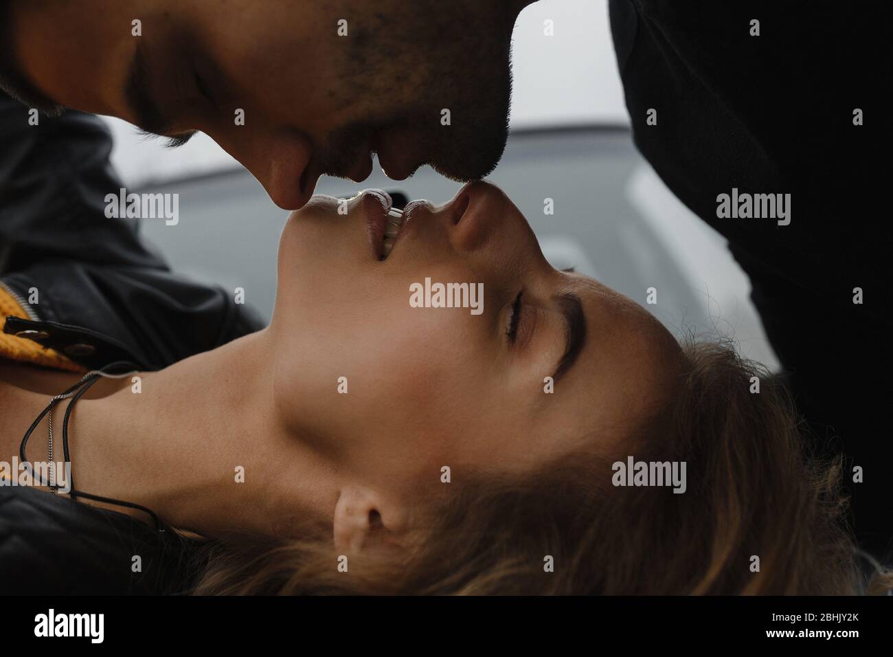 Nahaufnahme Porträt des Mannes küssen seine liegende Frau Stockfoto