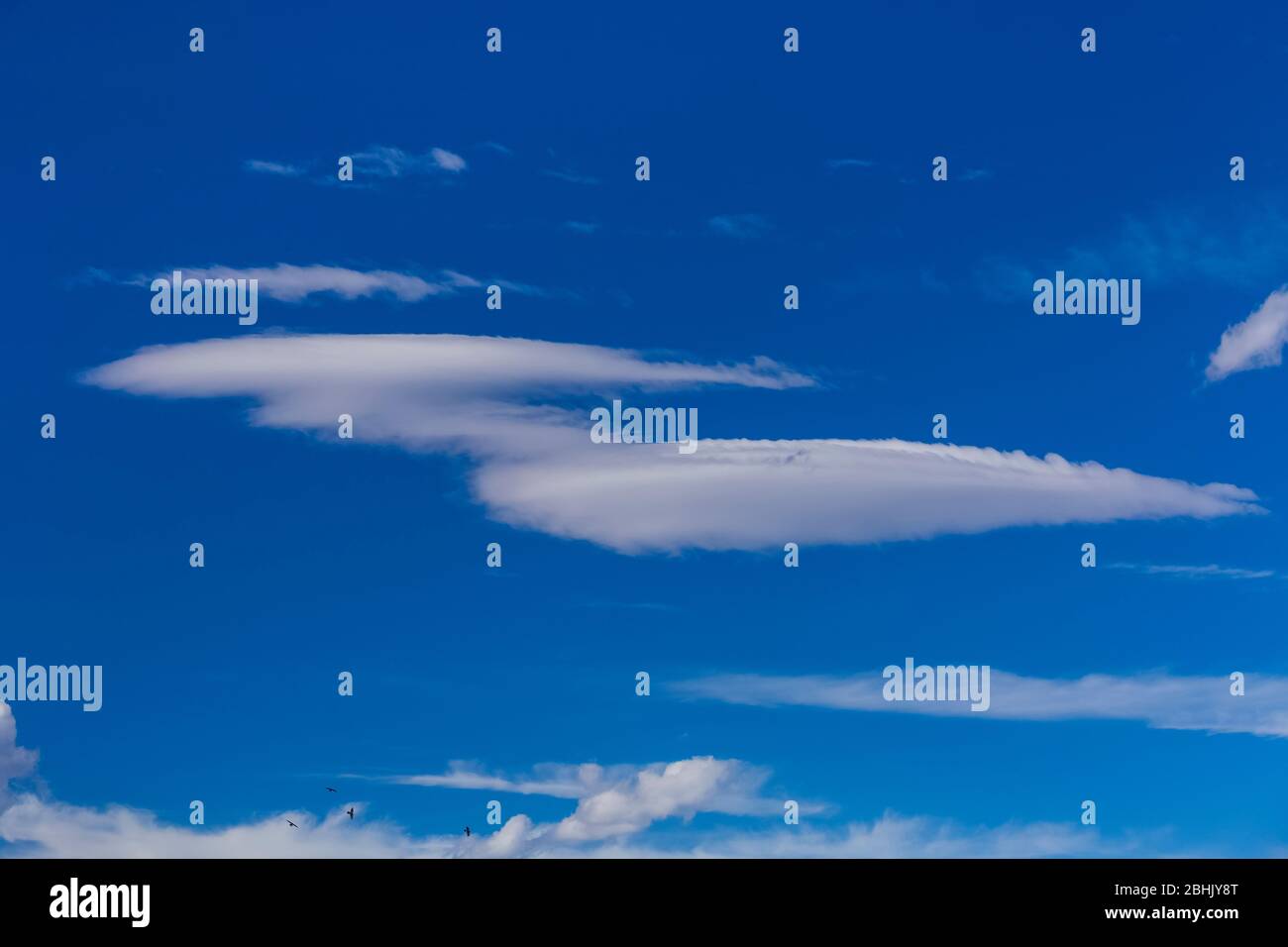 Raben mit Lentikularwolken in Form der Starship Enterprise über Pioche, Nevada, USA Stockfoto