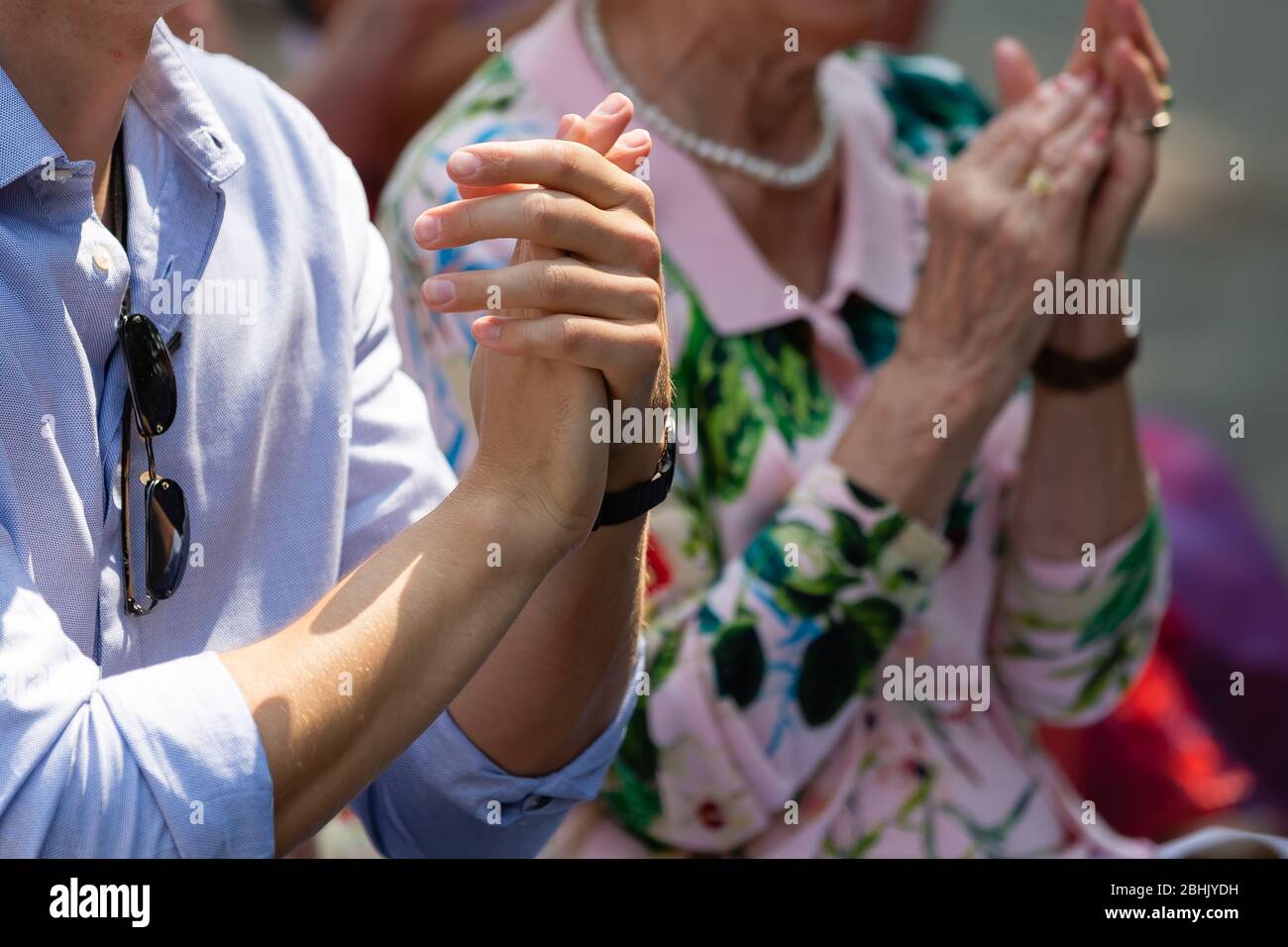 Nahaufnahme Bild von Menschen klatschen ihre Hände Stockfoto