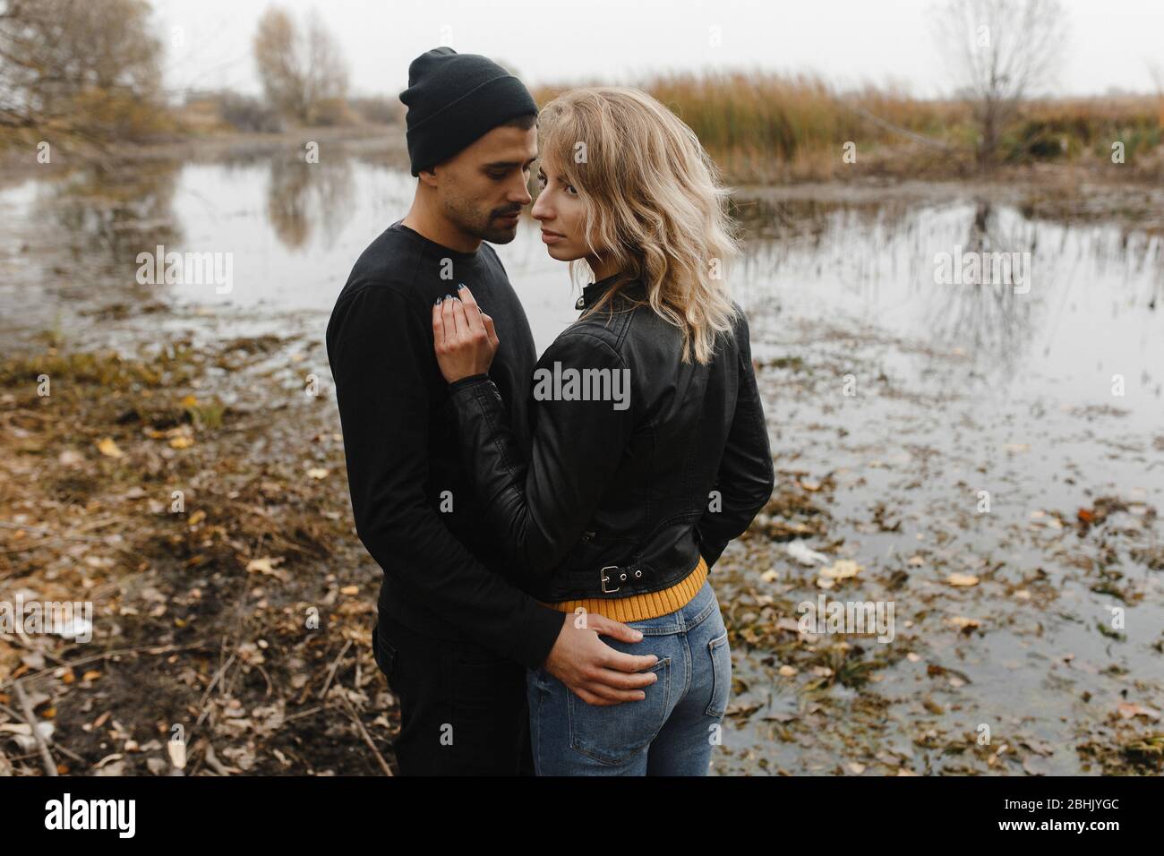 Mann und Frau in der Liebe stehen in der Nähe des Flusses Stockfoto