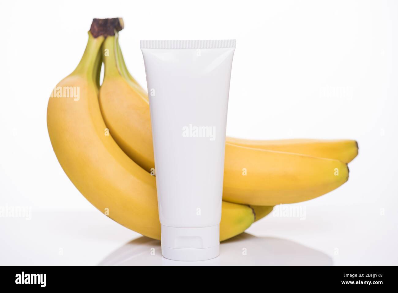 Konzept für das Produktbranding. Foto von frischen Bio-Vitamin Gesichtsreiniger mit gelben Bananenextrakt Essenz auf weißem Hintergrund isoliert Stockfoto