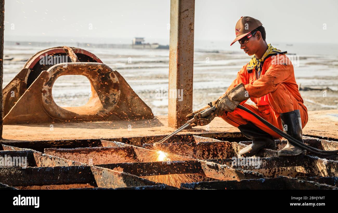 Chittagong, Bangladesch, 23. Dezember 2017: Ein Arbeiter durchschneidet die Metalldeckstruktur eines Schiffes auf einer Werft in Chittagong, Bangladesch Stockfoto