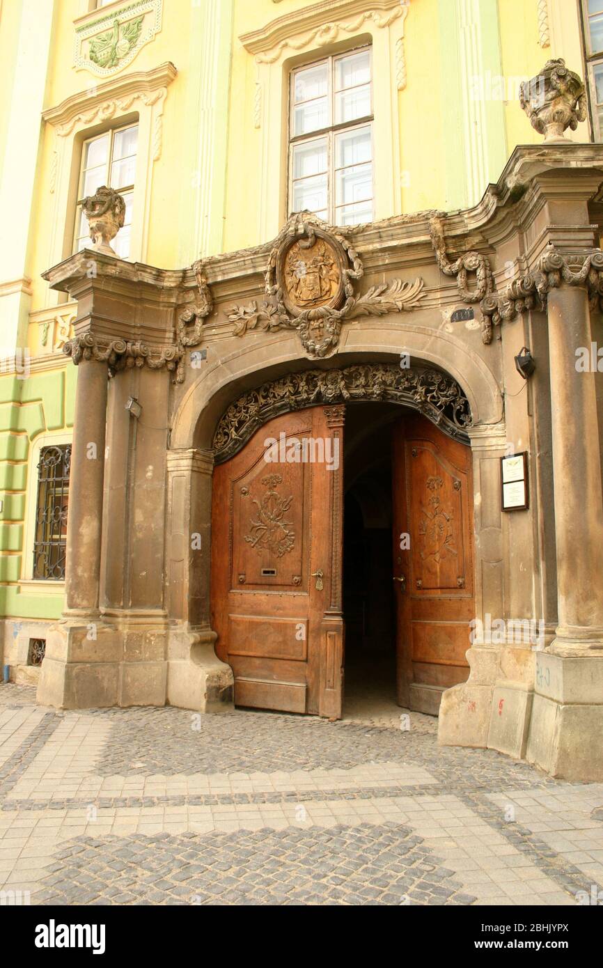 Eintritt in den Brukenthal Palast und das Nationalmuseum aus dem 18. Jahrhundert in Sibiu, Rumänien Stockfoto