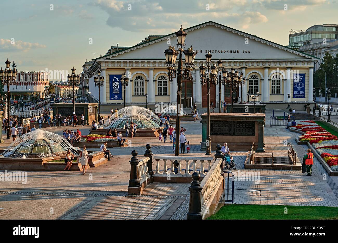 Moskau, Russland, Abend, Manezh-Platz, Blick auf die zentrale Ausstellungshalle - Manezh, Wahrzeichen Stockfoto