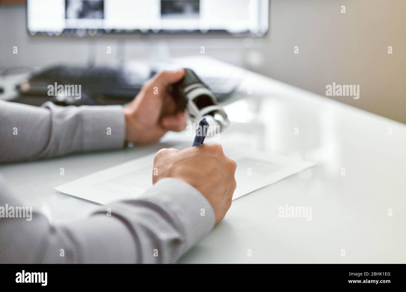 Der Mann versiegelt das Dokument Stockfoto