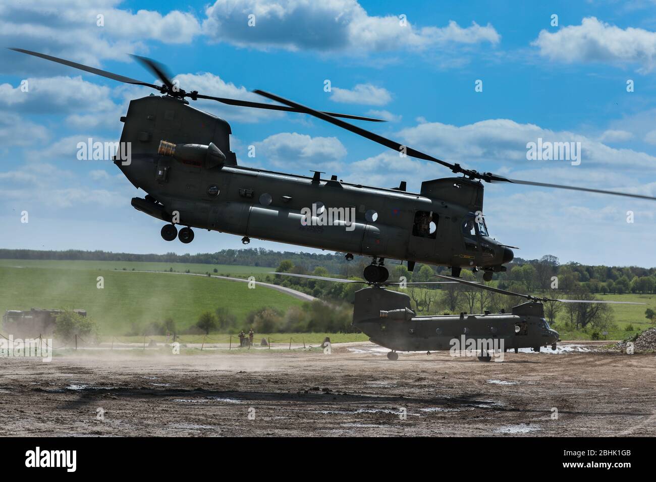 Royal Air Force CH47 Chinooks fliegen mit einem HC-5 (ZH897), der der Kamera Salisbury Plain am nächsten liegt Stockfoto