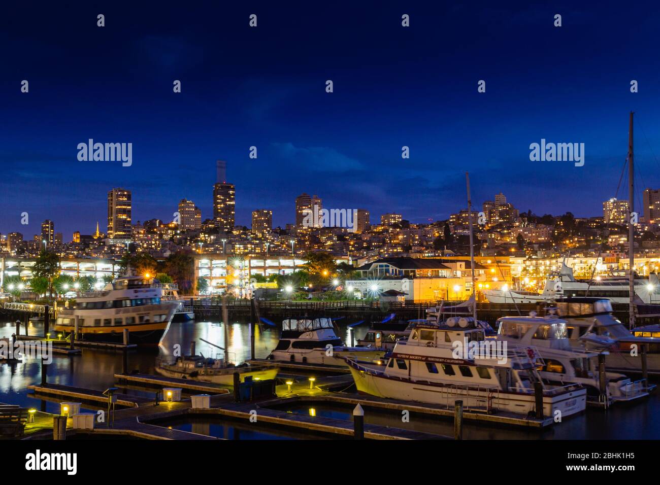 Wunderschöne Aussicht bei Nacht San Francisco und Marine Terminal Bucht Kreuzfahrt und Fähren von Pier 39, Bay Area, Kalifornien Staat, USA Stockfoto