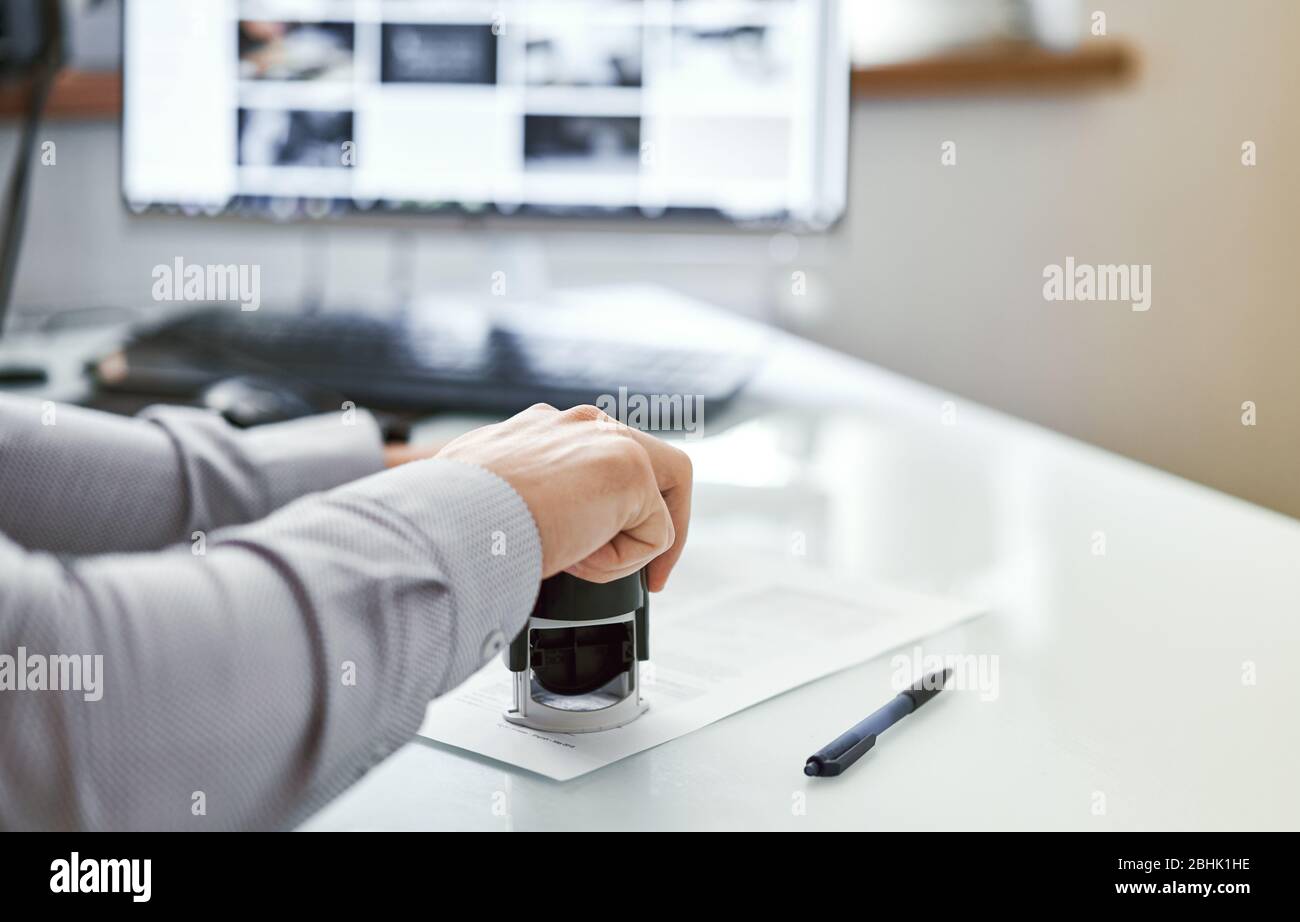 Der Mann versiegelt das Dokument Stockfoto