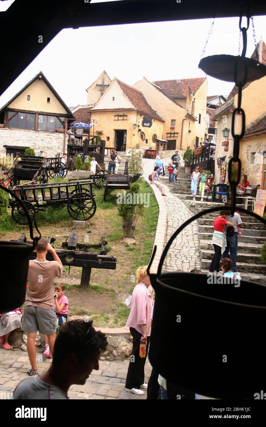 Besucher der mittelalterlichen Zitadelle Râșnov in Rumänien Stockfoto