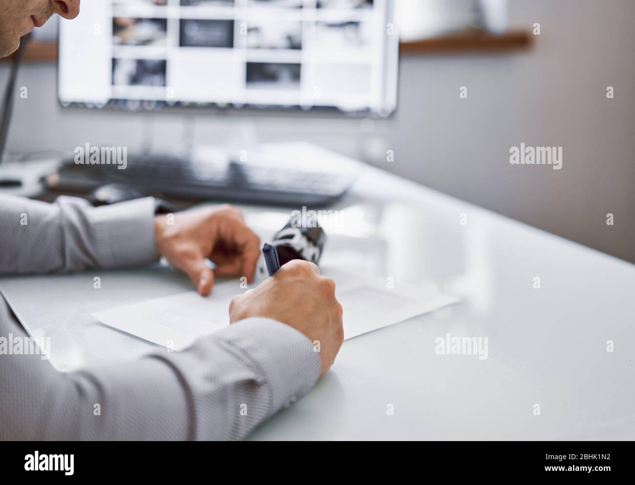 Der Mann versiegelt das Dokument Stockfoto