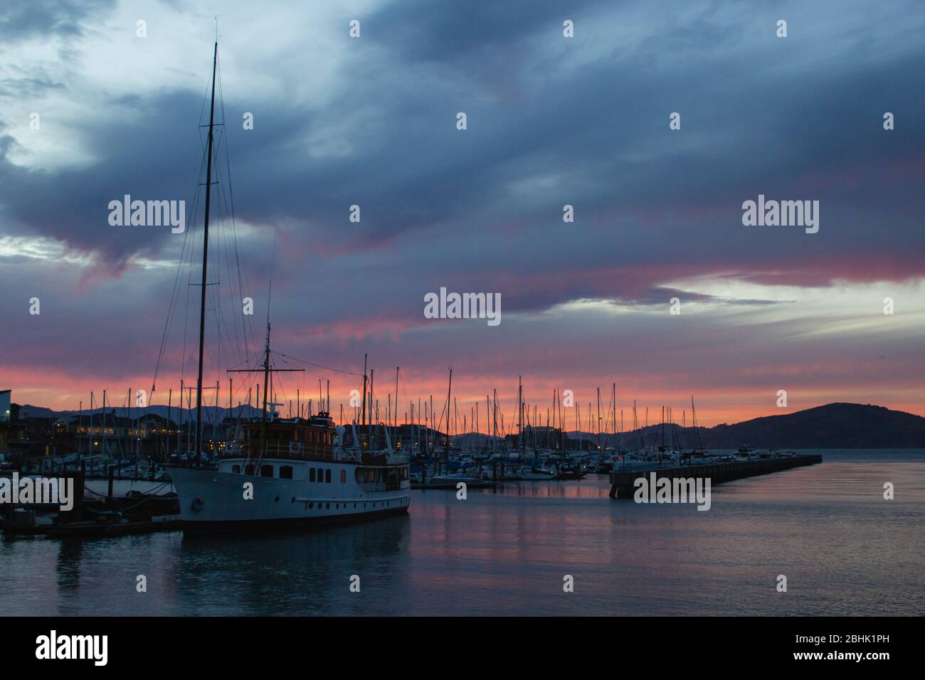 Blick auf Segelboote und Schiffe in San Francisco Bucht und Pier 39 in schöner susnet Licht Hintergrund. Bay Area Reiseziele in Kalifornien, USA Stockfoto