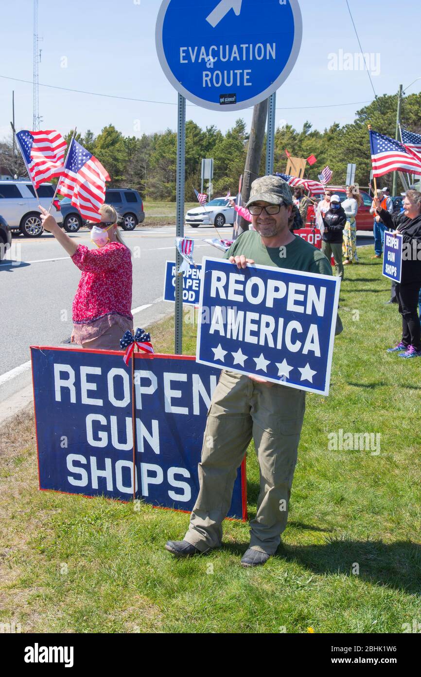 Eine 'Open-Up'-Kundgebung auf Cape Cod, Massachusetts während der Covid 19-Shutdown Stockfoto