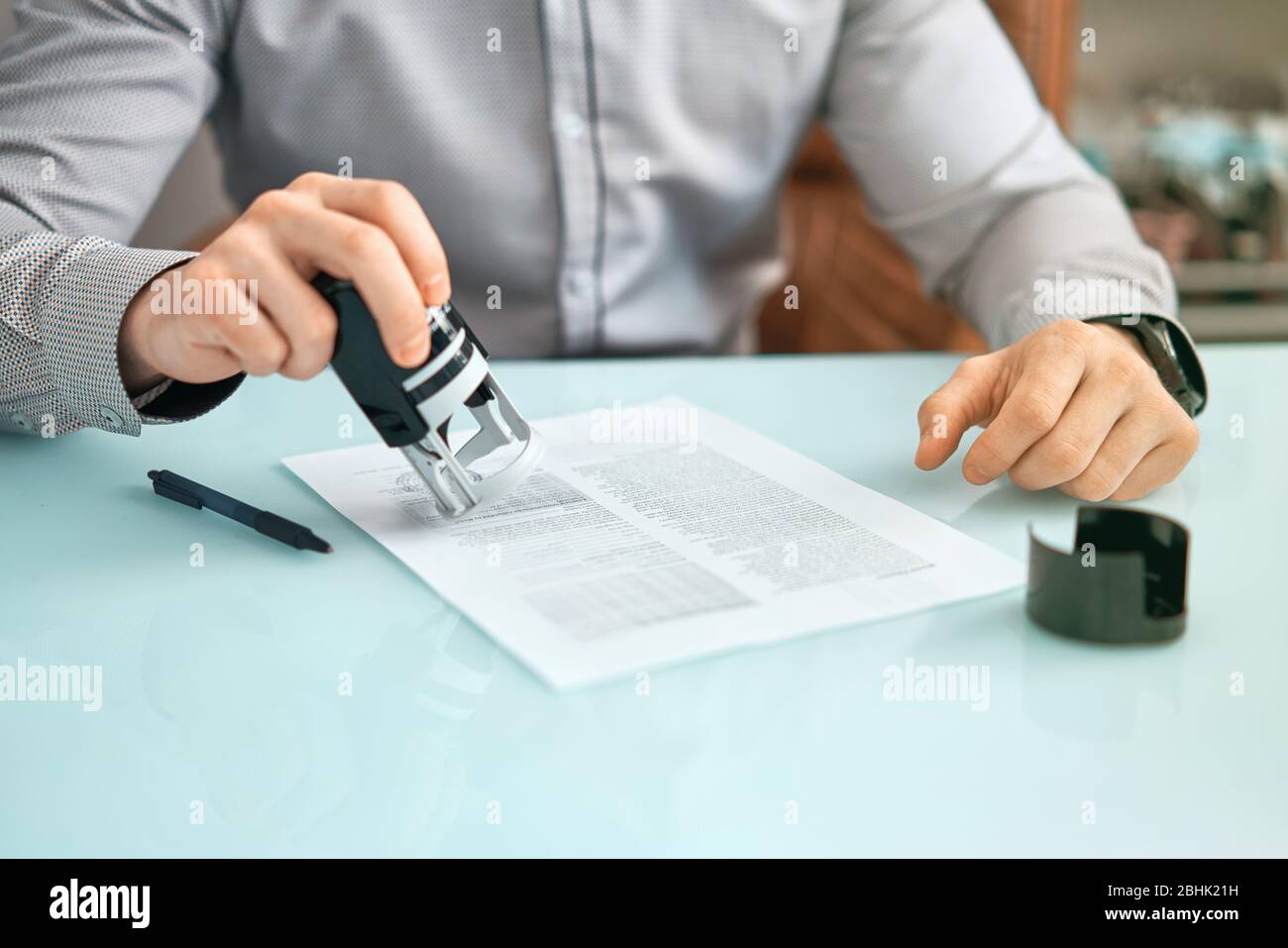 Der Mann versiegelt das Dokument Stockfoto