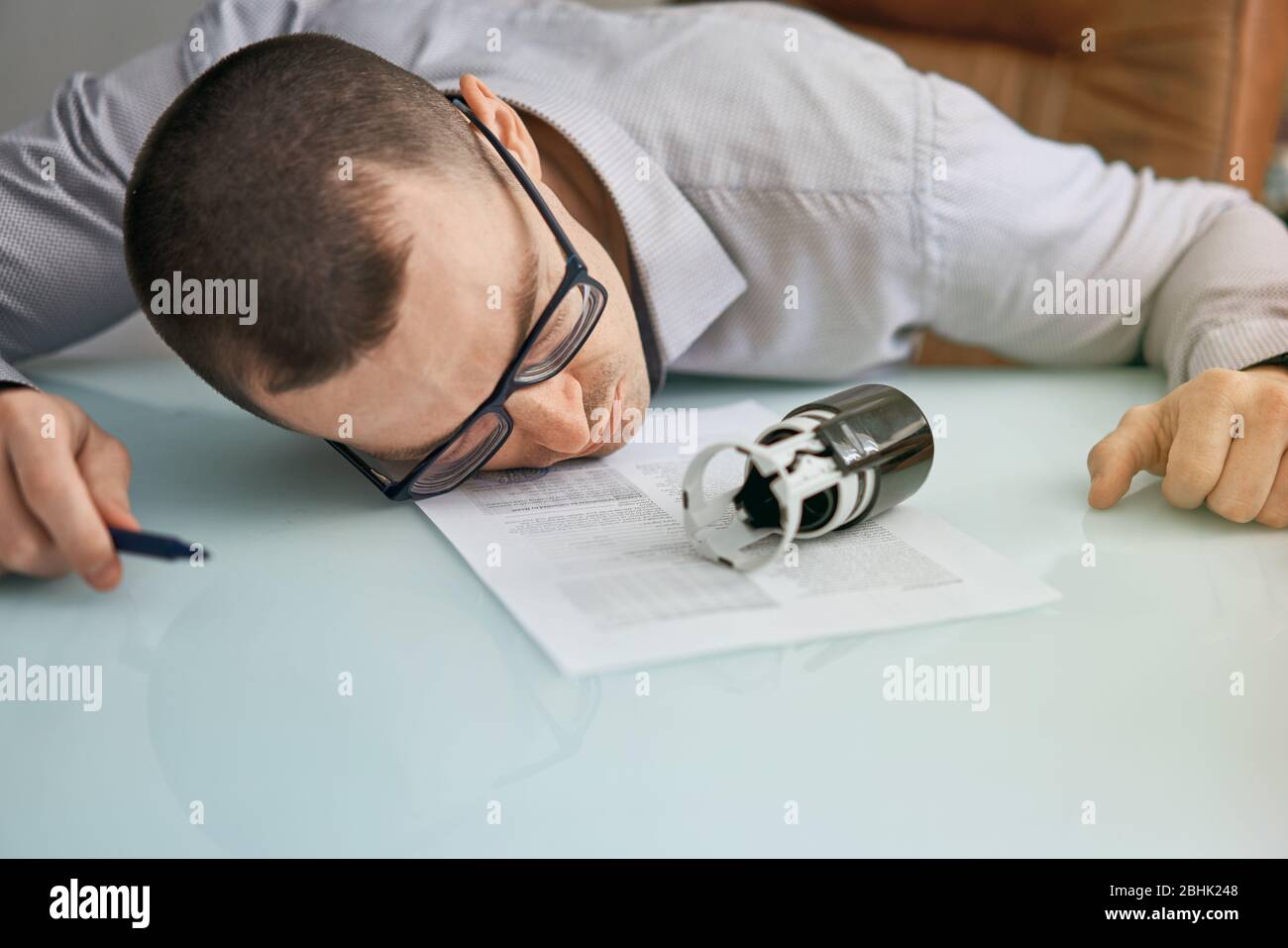Der Mann versiegelt das Dokument Stockfoto