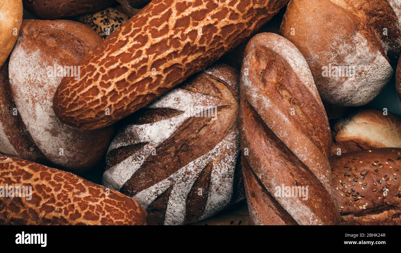 Brot aus handwerklichem Kunsthandwerk. Viele verschiedene Vollkorn gebackene Brote Draufsicht close-up Stockfoto