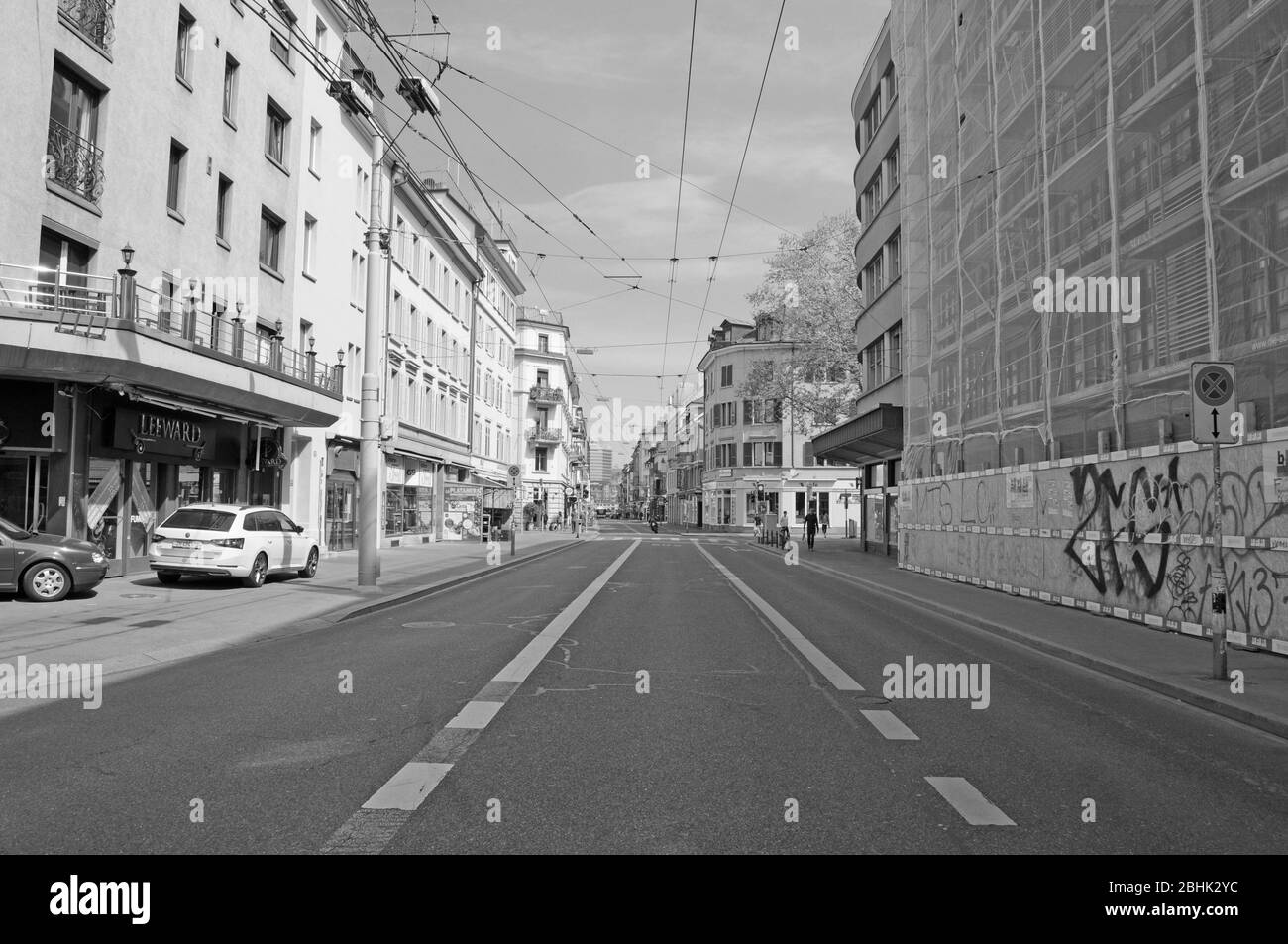 Nie zuvor gesehen: Zürich/Schweiz in Zeiten von Corona CoVid19 Virenabschottung mit geschlossenen Geschäften, Boutiquen, Bars und leerer Langstrasse Stockfoto