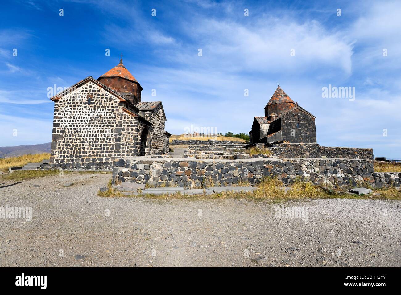Sevan Kloster auf der Halbinsel im Sevan See, Armenien mit den Kirchen der Heiligen Apostel (Surp Arakelots) und der Heiligen Mutter Gottes (Surp Astvatsatsatsatsin). Stockfoto