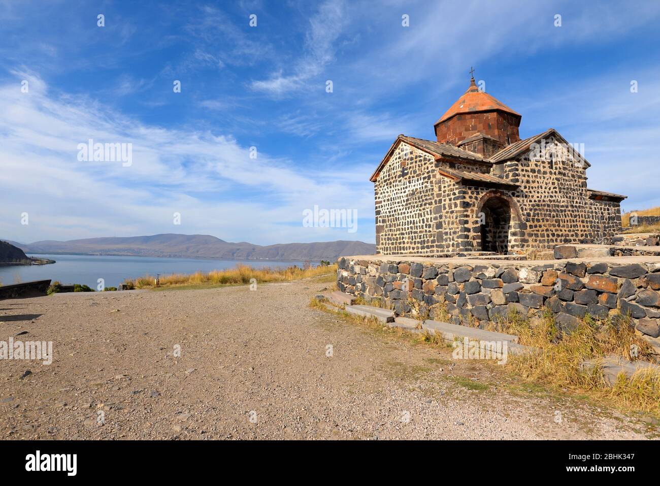 Sevan Kloster auf der Halbinsel im Sevan See, Armenien und die Kirche der Heiligen Apostel (Surp Arakelot). Armenisch-orthodoxe Apostolische Kirche in der Nähe des alpinen Sees. Stockfoto