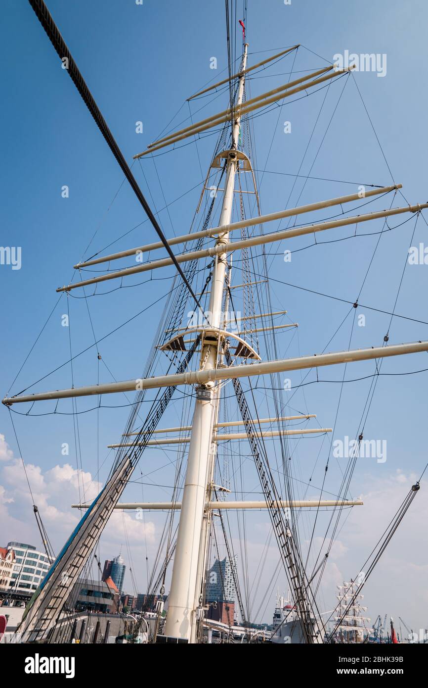 Die leeren Masten des Rickmer Dreimast-Segelschiffs Rickmers liegen dauerhaft im Hamburger Hafen Stockfoto