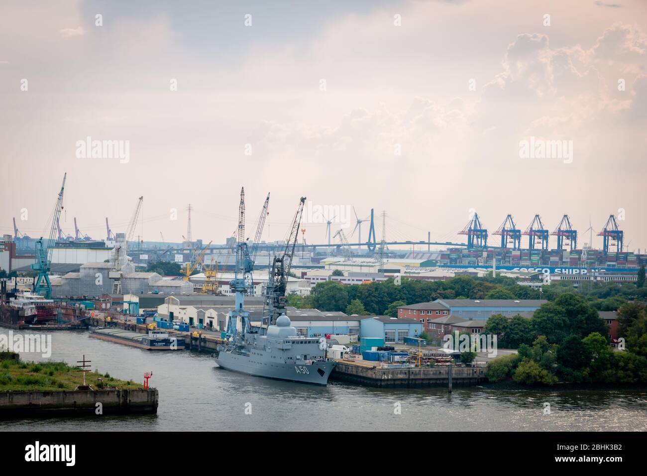 Das Naval A50 Service Schiff und andere in der Landschaft des Hamburger Hafens und Umgebung Stockfoto