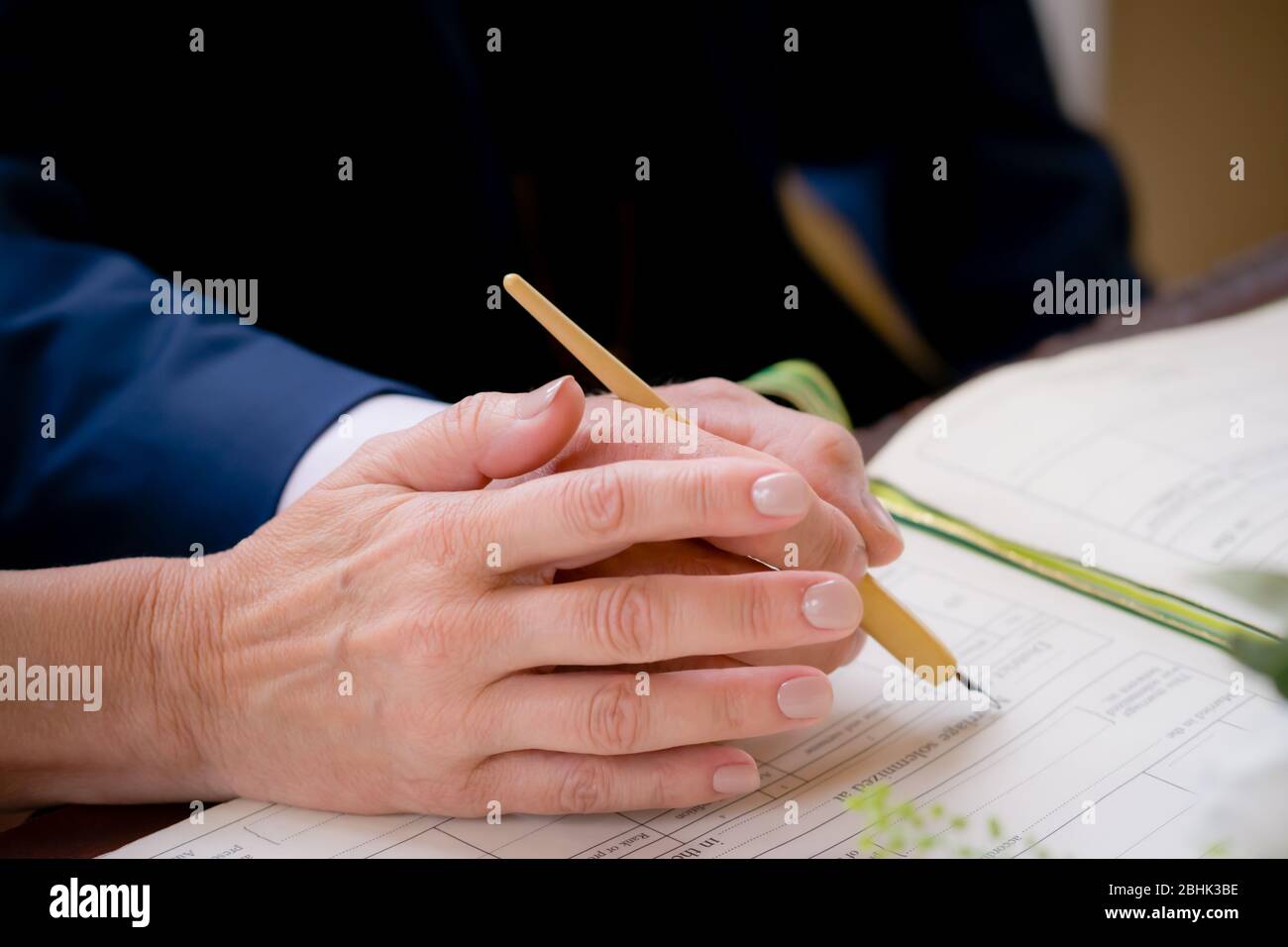 Ein älteres Paar heiratet und unterschreibt das Hochzeitsbuch Stockfoto