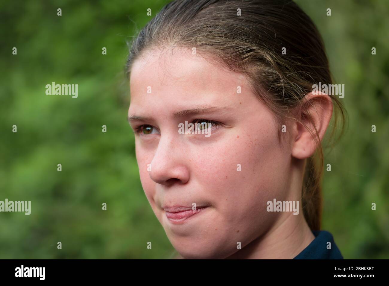 Ein Teenager-Mädchen, das die Lippen in Spannung puriert Stockfoto