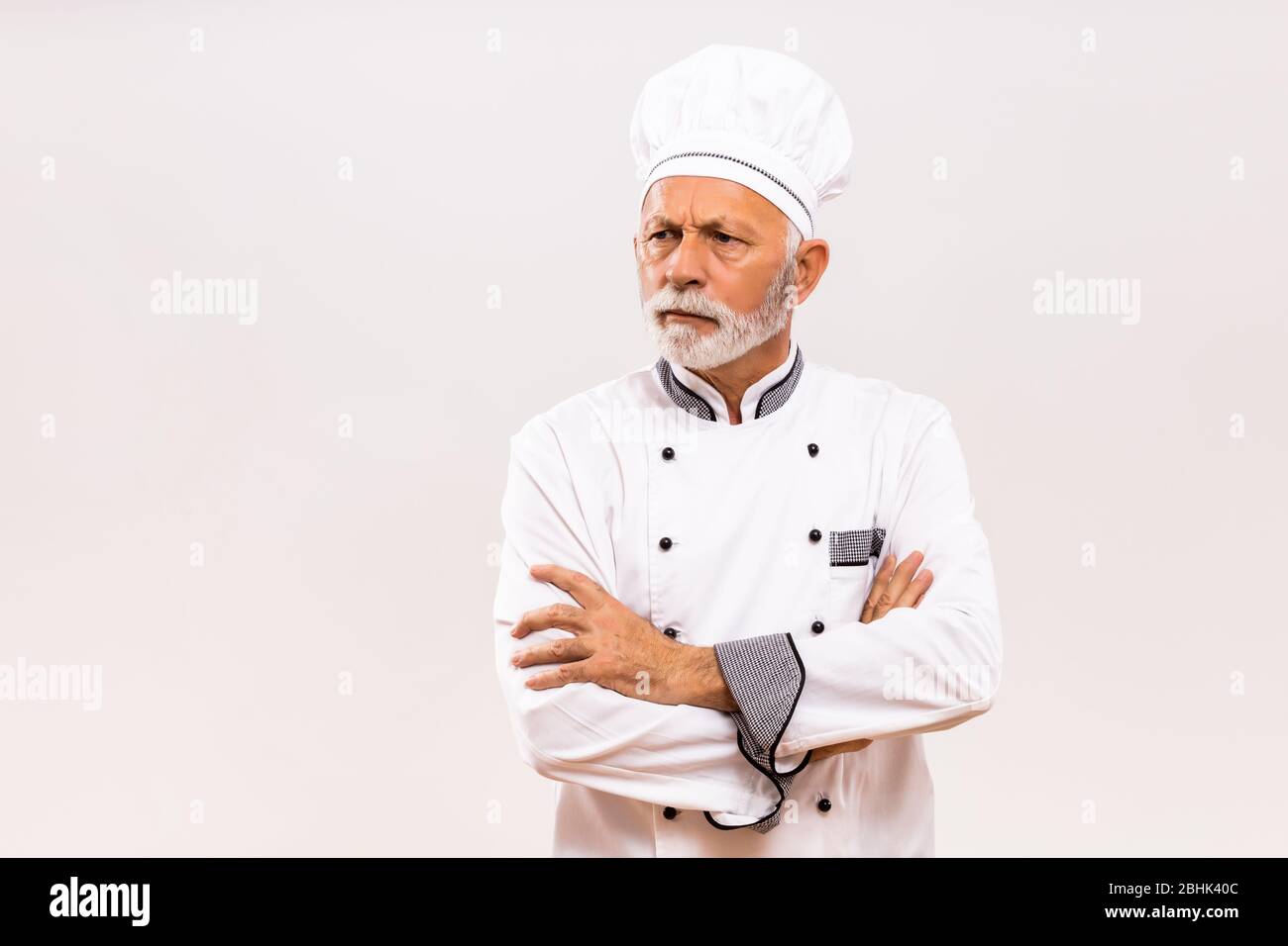 Portrait des wütenden Senior-Chefkochs auf grauem Hintergrund. Stockfoto Portrait des wütenden Senior-Chefkochs auf grauem Hintergrund. Stockfoto