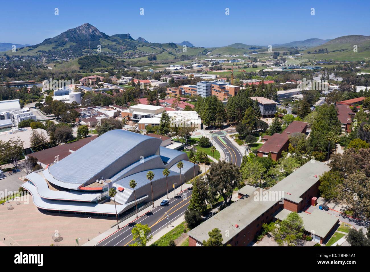 Luftaufnahme des Christopher Cohan Performing Arts Center auf dem Campus von Cal Poly San Luis Obispo, Kalifornien Stockfoto