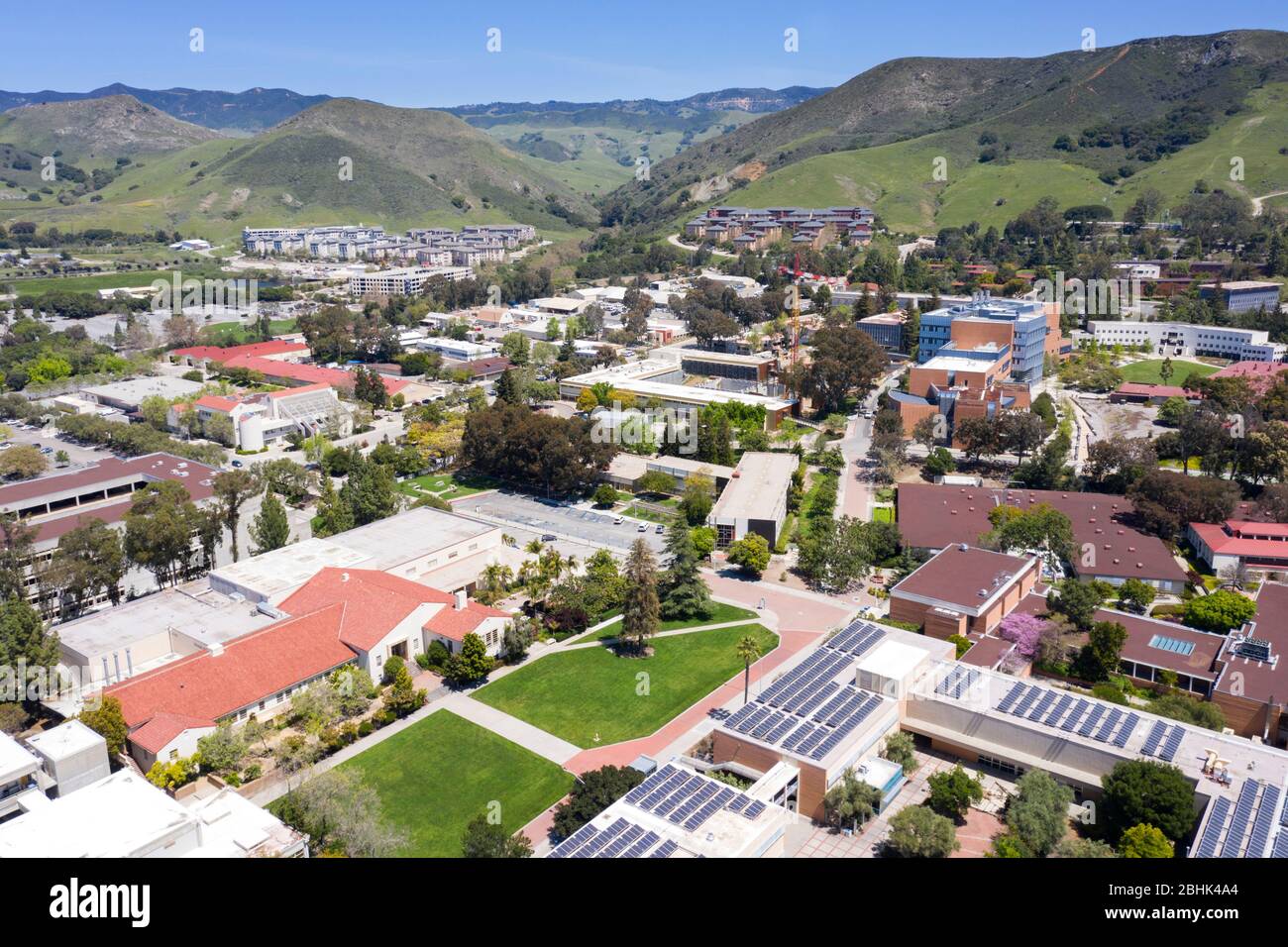 Luftaufnahme über dem Campus von Cal Poly San Luis Obispo, Kalifornien Stockfoto