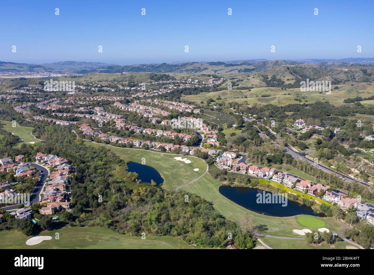 Luftaufnahmen über den Häusern und dem Golfplatz in Coto De Caza in den Ausläufern von Orange County, Kalifornien Stockfoto