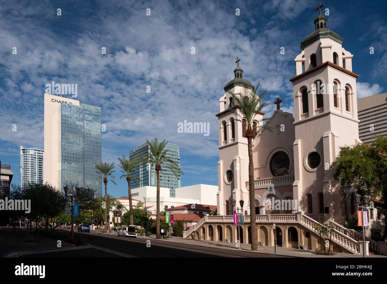 Blick auf die St. Mary's Basilika und den Chase Tower in Downtown Phoenix, Arizona Stockfoto