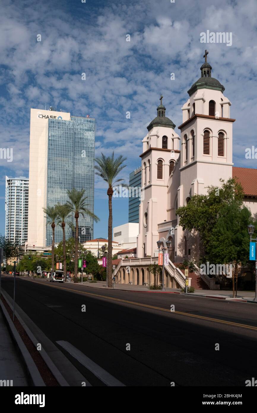 Blick auf die St. Mary's Basilika und den Chase Tower in Downtown Phoenix, Arizona Stockfoto