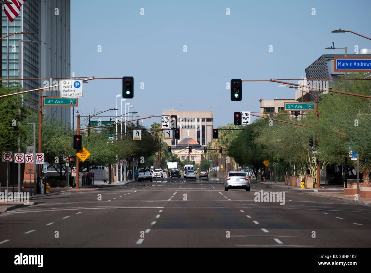 Blick auf die Washington Street in Downtown Phoenix in Richtung des Arizona State Capitol Gebäudes Stockfoto