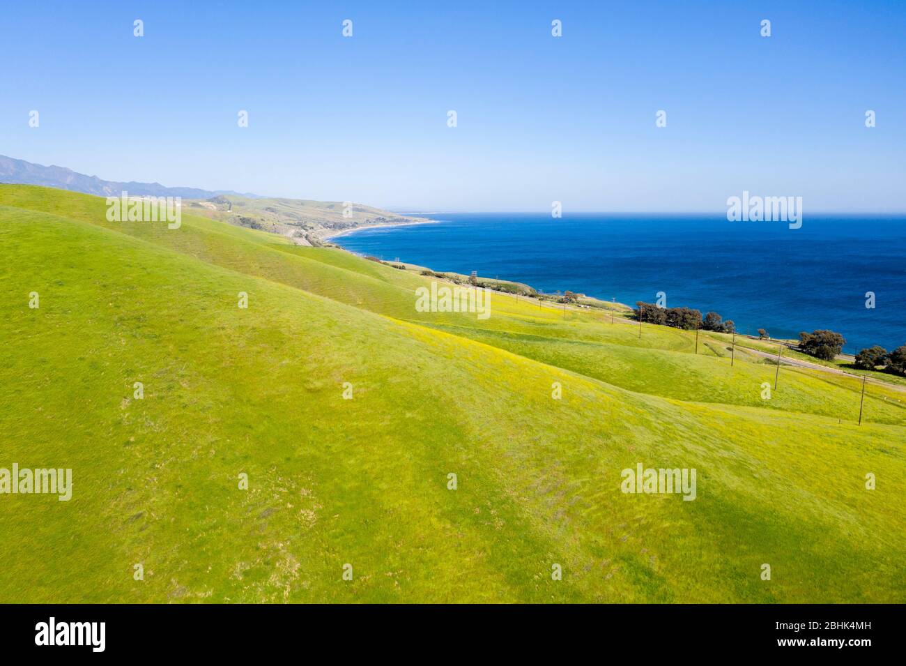 Luftaufnahme über den grünen Hügeln und dem blauen Pazifik in der wunderschönen Küstenregion Santa Barbara County in der Nähe von Gaviota Stockfoto