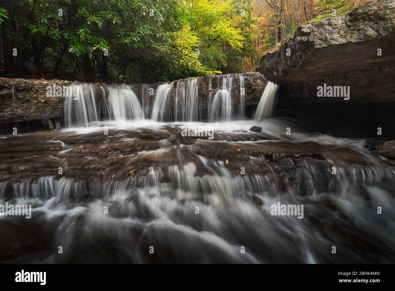 Farbenfrohe Herbstfärbung kann man über dem dramatischen Wasserfluss bei Mash Fork Falls im Camp Creek State Park in West Virginia sehen. Stockfoto