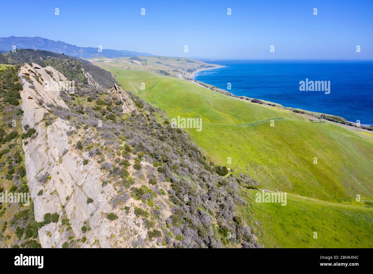 Luftaufnahme über den grünen Hügeln und dem blauen Pazifik in der wunderschönen Küstenregion Santa Barbara County in der Nähe von Gaviota Stockfoto