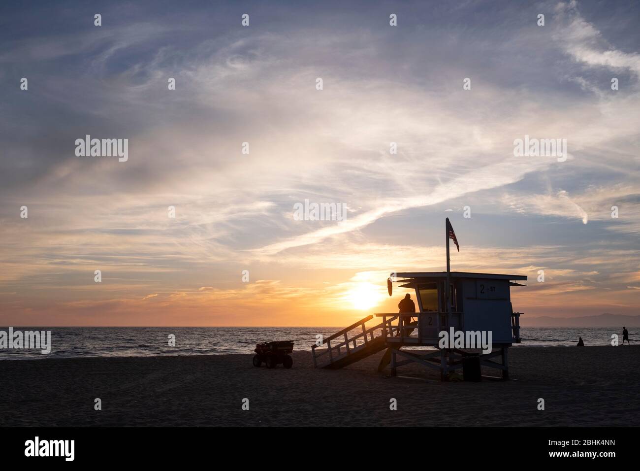 Sonnenuntergang über der Pazifikküste mit der Silhouette eines Rettungsschwimmerturms in Hermosa Beach, Kalifornien Stockfoto
