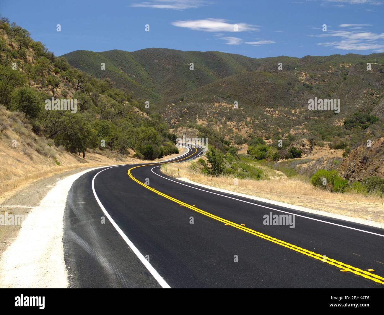 Neue schwarze kurvige kurvige Asphalt Autobahn in Central California State Route 166 Stockfoto